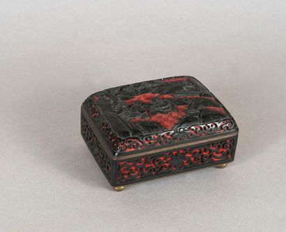 Boite travaillée, noire et rouge, intérieur...
