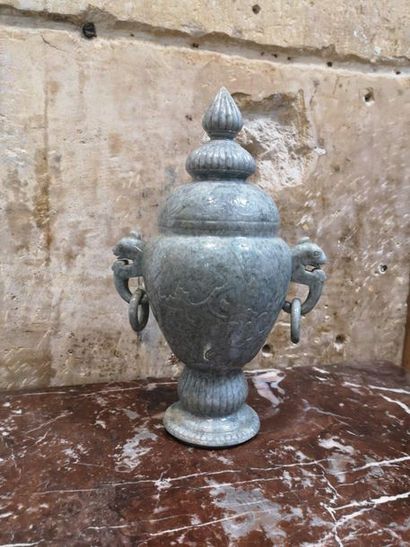 Un vase couvert en pierre dure 

Chine X...