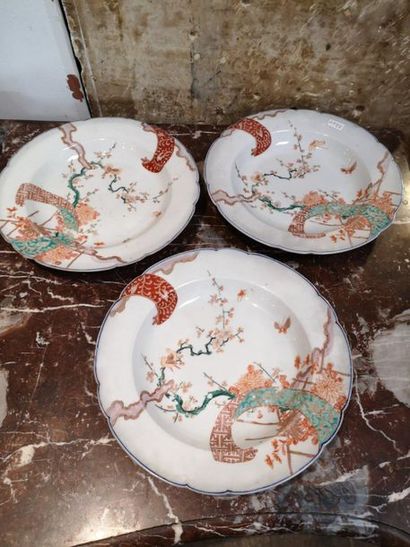 Trois assiettes creuses Japon KAKIEMON

Un...