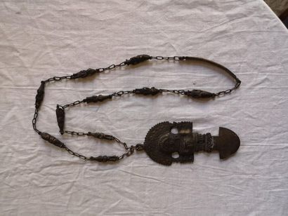 collier de rituel en métal à décor antro...