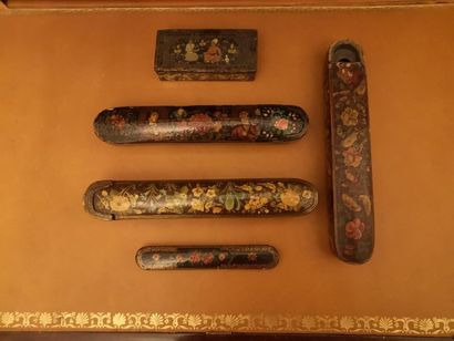 Quatre plumiers et une boîte rectangulaire...