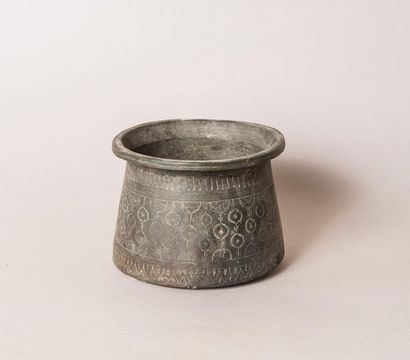 Vase circulaire en cuivre, Art Islamique...
