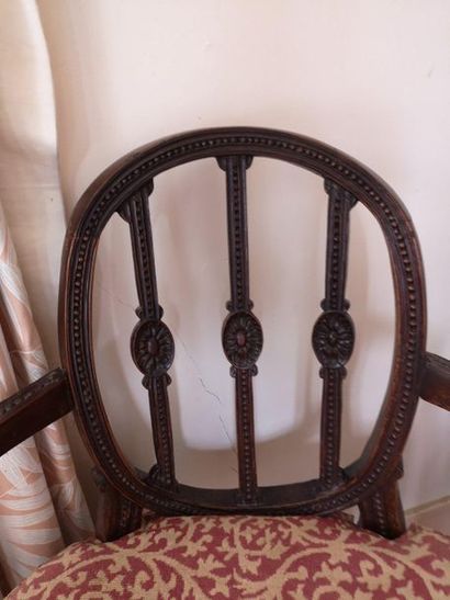 Paire de fauteuils à dossier médaillon ajouré...