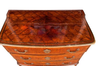 Commode en bois de placage et bronze, époque...