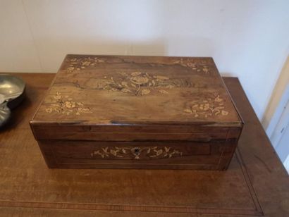 Coffret marqueté de fleurs.

XIXe siècle...