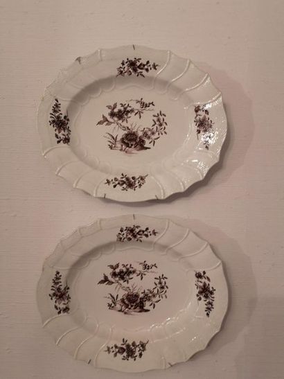 Deux plats ovales en porcelaine, décor en...