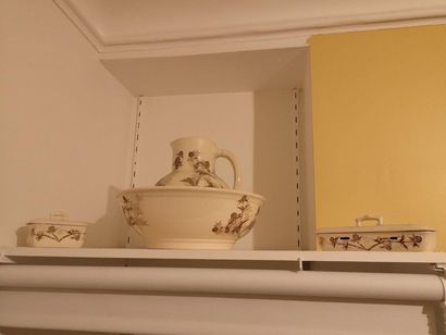 Garniture de toilette en terre de fer comprenant...