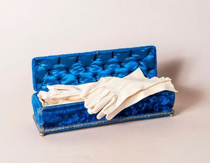 Boîte à gants recouverte de velours bleu,...