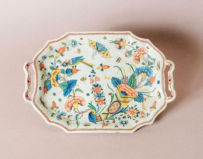 Plat rectangulaire à anses en faience à décors...