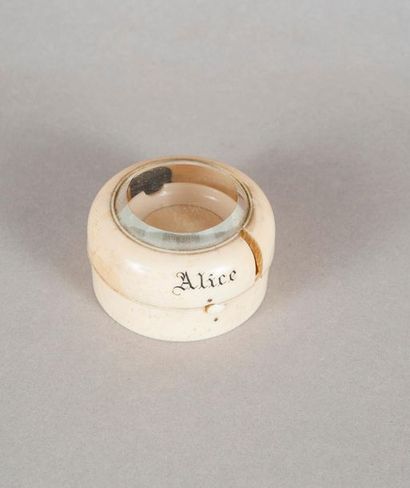 Boite en ivoire avec loupe marquée Alice...