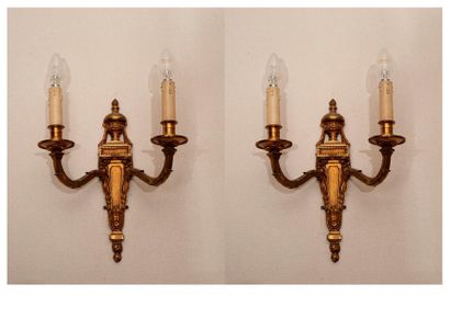 Deux appliques en bronze doré à deux lumières...