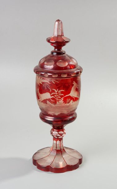 Coupe couverte en cristal rouge de Bohème...