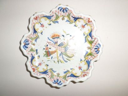 Rouen, Coupe en faïence émaillé à décor de...