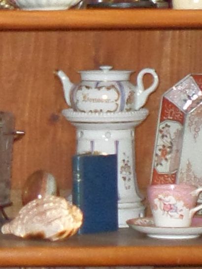 Tisaniere en porcelaine blanche.