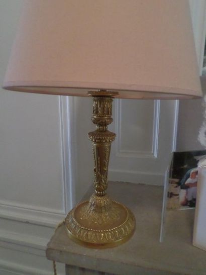 Flambeau en bronze doré monté en lampe, à...