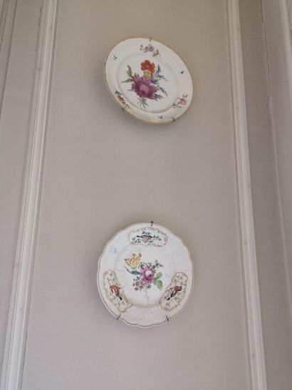 Ensemble de quatre assiettes en porcelaine...