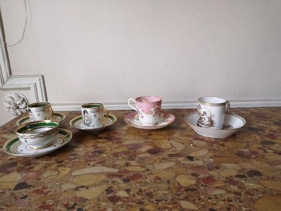 Ensemble de cinq tasses en porcelaine dont...