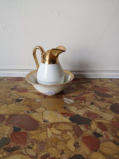 Pot à lait en porcelaine, le bec décoré à...