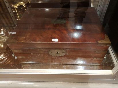 Coffret écritoire en acajou et laiton, monogrammé...