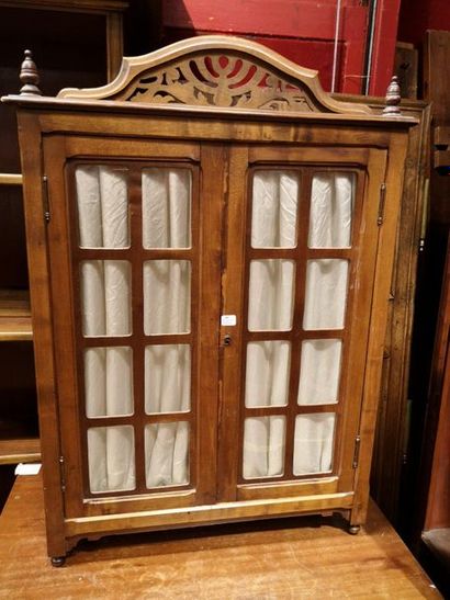 Meuble d'applique vitré.

Vers 1900.