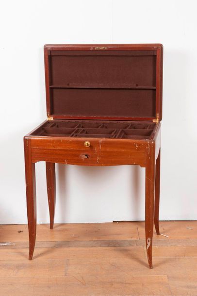 Table argentier en bois de placage dans le...