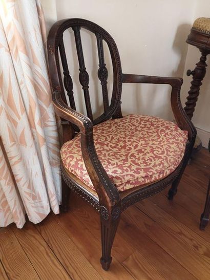 Paire de fauteuils à dossier médaillon ajouré...