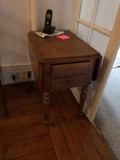 Petite table à plateau abattant