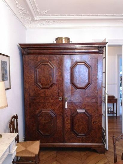 Armoire ouvrant en chêne plaqué de ronce...