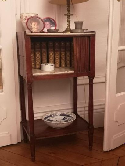 Chevet à rideau.

Style Louis XVI.