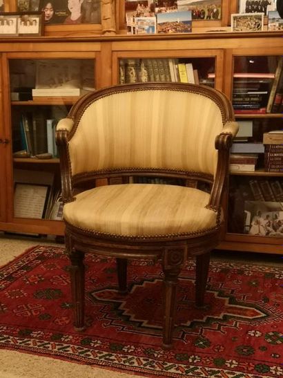 Fauteuil de bureau à assise pivotante.

Style...
