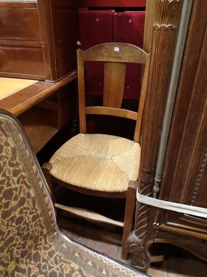 Deux chaises rustiques