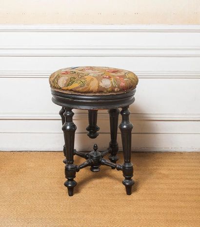Tabouret de piano, dessus canevas

Canevas...