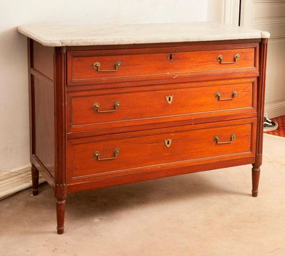 Commode en placage d'acajou de style Louis...