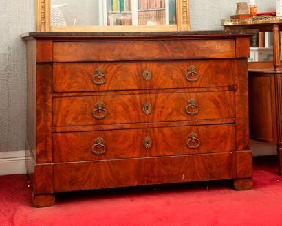 Commode en placage d'acajou flammé ouvrant...