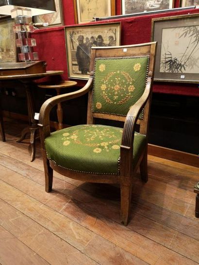 Fauteuil en placage d'acajou, accotoirs cannelés,...