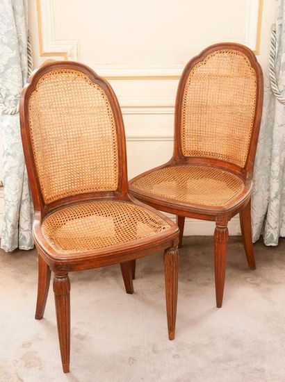 Paire de chaises cannées en bois sculpté,...