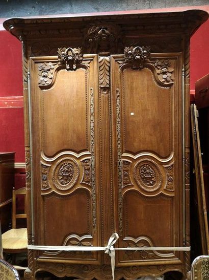 Armoire en bois naturel mouluré et sculpté...
