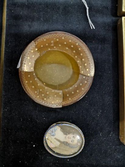 Miniature représentant une jeune femme. Dans...