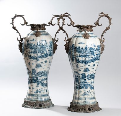 Paire de vases en porcelaine craquelée de...