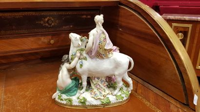 Groupe en porcelaine figurant l’enlèvement...