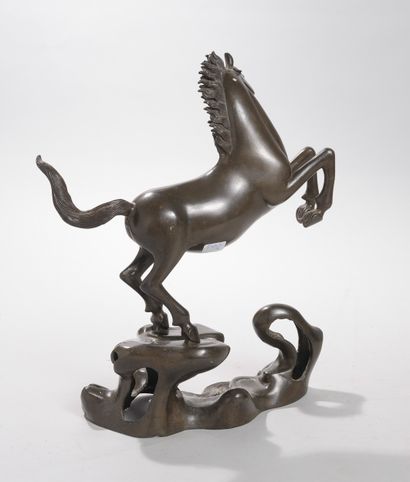 Japon. 

Cheval cabré en bronze à patine...