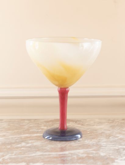Coupe sur piédouche en verre marmoréen.

Signé...