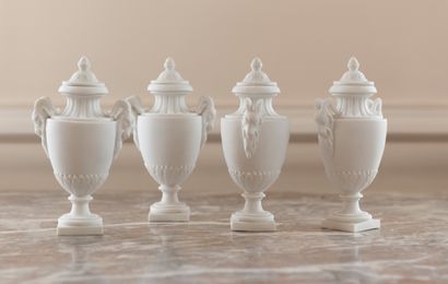 Suite de quatre vases de forme balustre en...