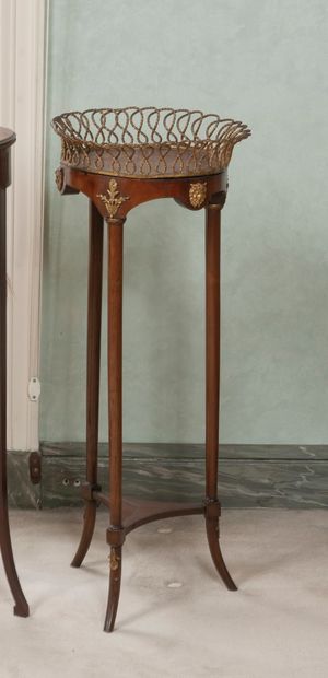 Vide-poche tripode en forme de corbeille...