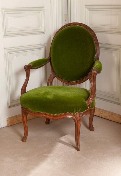 Fauteuil en bois naturel mouluré à dossier...