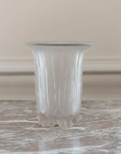 Vase à col évasé en verre moulé satiné.

Signé...