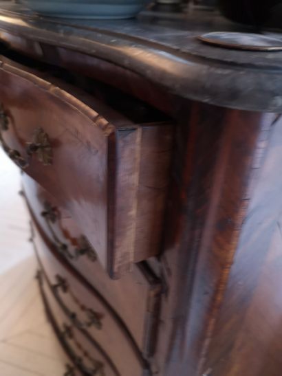 Commode en bois de placage, ouvrant à cinq...