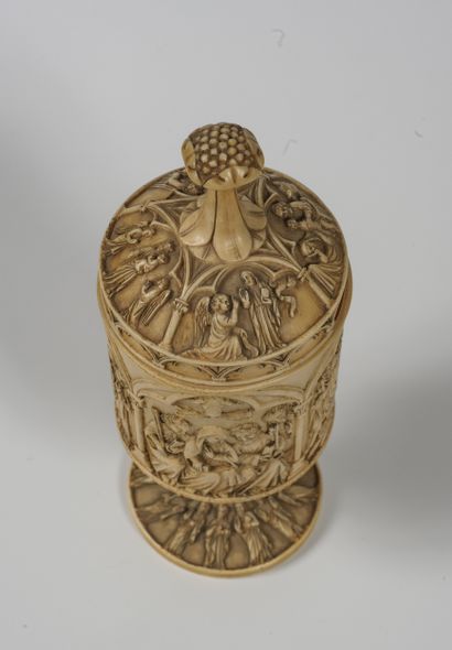 Coupe ciboire en ivoire sculpté illustrée...