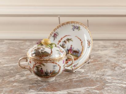 Pot couvert et son présentoir en porcelaine...