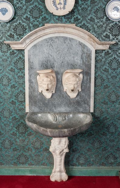 
Fountain in white marble and grey veined...